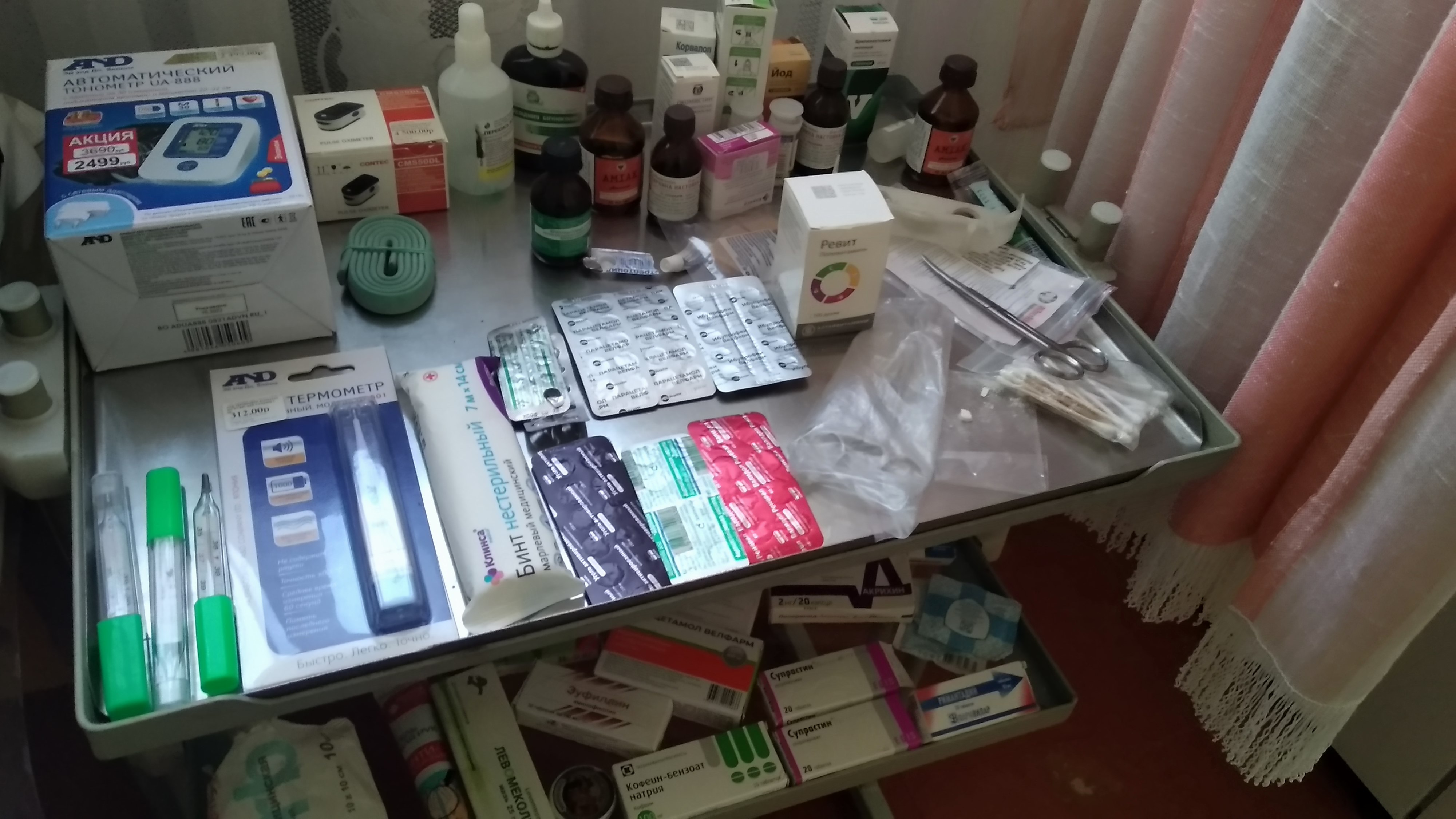 Стеллаж с препаратами в медицинском кабинете